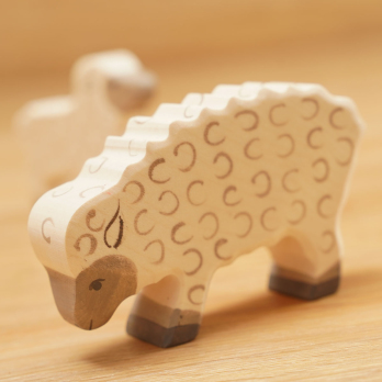 Holztier Schaf, fressend